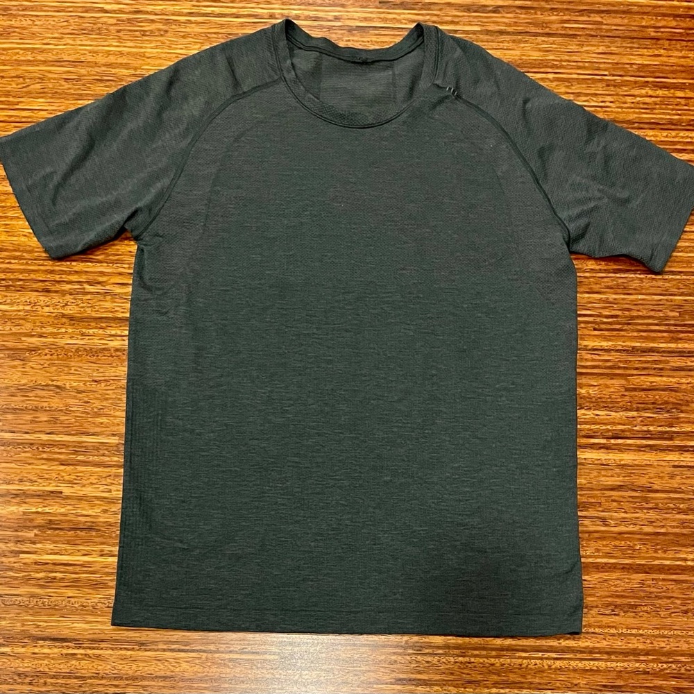 Lululemon metal vent tech short sleeve charcoal size large EUC